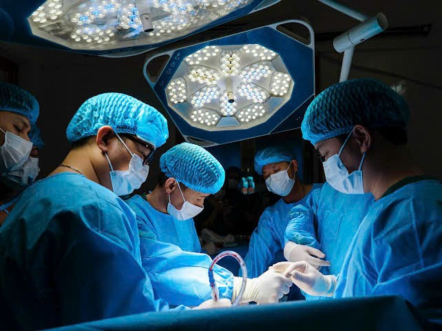 Chương trình khám và phẫu thuật nhân đạo của Câu lạc bộ Sala diễn ra tại Trung tâm Y tế khu vực Chiêm Hóa, Tuyên Quang. (Ảnh: PV/Vietnam+)