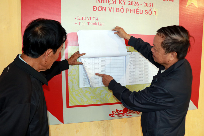 Người dân tra cứu danh sách cử tri. (Ảnh: Nguyễn Lành/TTXVN)