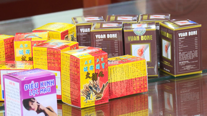 Những loại thuốc, thực phẩm chức năng được làm giả một cách tinh vi. (Ảnh: PV/Vietnam+)