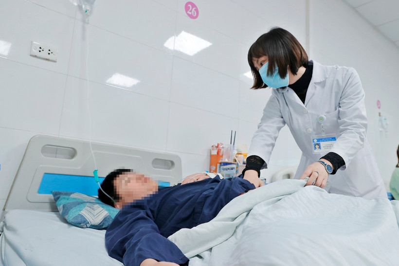 Bác sỹ khám cho một bệnh nhân mắc sốt xuất huyết. (Ảnh: Minh Quyết/TTXVN)