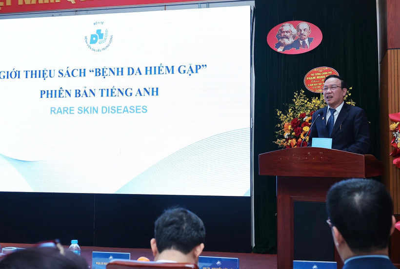 Giáo sư Trần Hậu Khang giới thiệu về cuốn sách. (Ảnh: PV/Vietnam+)