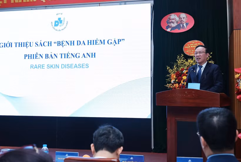 Giáo sư Trần Hậu Khang giới thiệu về cuốn sách. (Ảnh: PV/Vietnam+)