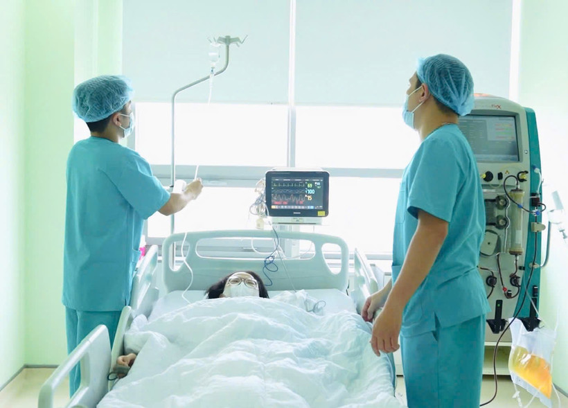 Các bác sỹ theo dõi sức khỏe cho bệnh nhân sau ca ghép gan. (Ảnh: PV/Vietnam+)