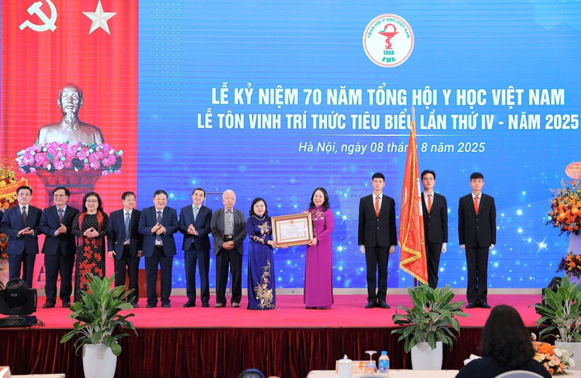 Phó Chủ tịch nước Võ Thị Ánh Xuân trao Huân chương Lao động hạng Nhất của Chủ tịch nước tặng Tổng hội Y học Việt Nam. (Ảnh: Lê Đông/TTXVN)