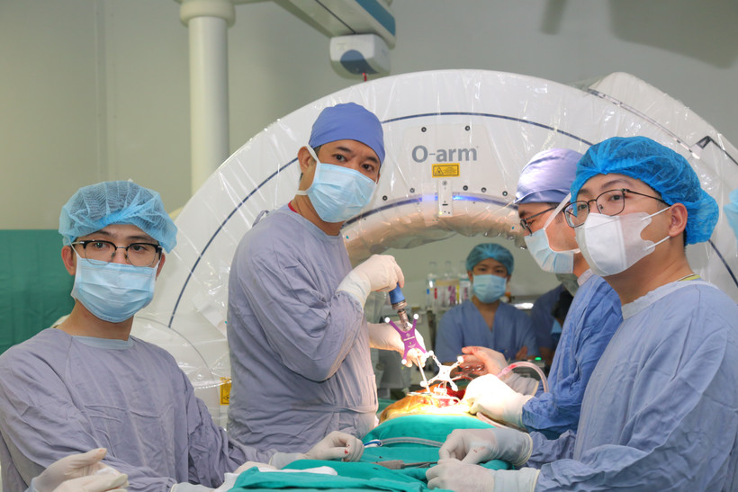 Tại hội thảo cũng diễn ra các ca mổ thị phạm trực tiếp, giúp bác sỹ trong và ngoài nước quan sát quy trình thực tế. (Ảnh: PV/Vietnam+)