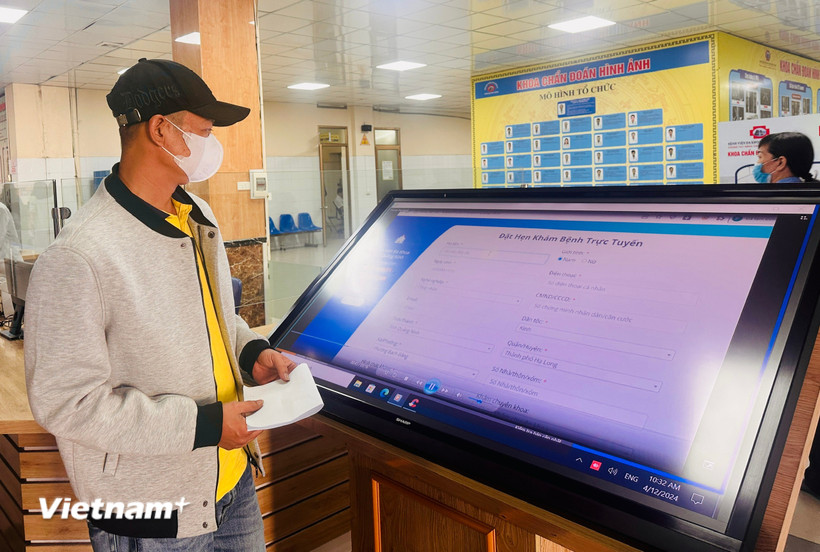 Người dân đăng ký khám bệnh trên hệ thống hiện đại tại Bệnh viện Đa khoa tỉnh Quảng Ninh. (Ảnh: T.G/Vietnam+)