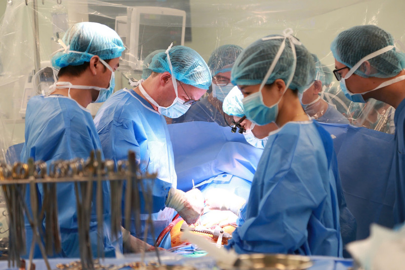 Các bác sỹ thực hiện ca phẫu thuật cho bệnh nhân. (Ảnh: PV/Vietnam+)