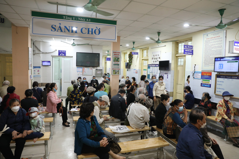 Người dân chờ khám tại một bệnh viện ở Hà Nội. (Ảnh: M.Q/Vietnam+)