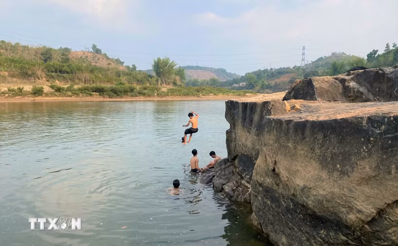 Đẩy mạnh truyền thông, giáo dục kiến thức, kỹ năng phòng, chống đuối nước cho trẻ em, gia đình và cộng đồng. (Ảnh: TTXVN)