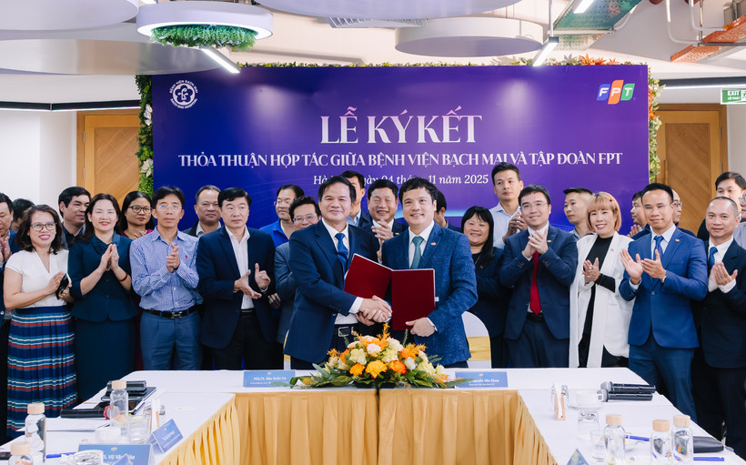 Đại diện hai bên ký kết hợp tác. (Ảnh: PV/Vietnam+)