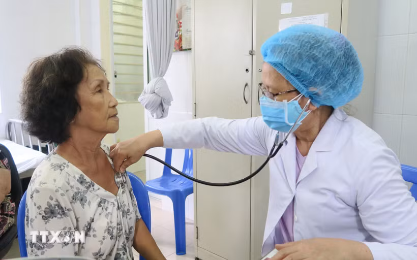 Khám sức khỏe cho người cao tuổi tại Thành phố Hồ Chí Minh. (Ảnh: TTXVN/Vietnam+)