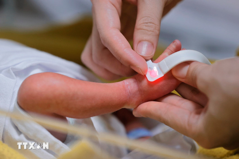 Chăm sóc cho trẻ sơ sinh. (Ảnh: TTXVN/Vietnam+)