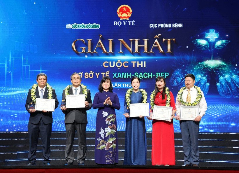 Bộ trưởng Bộ Y tế Đào Hồng Lan trao cho các đơn vị đoạt giải Nhất. (Ảnh: PV/Vietnam+)