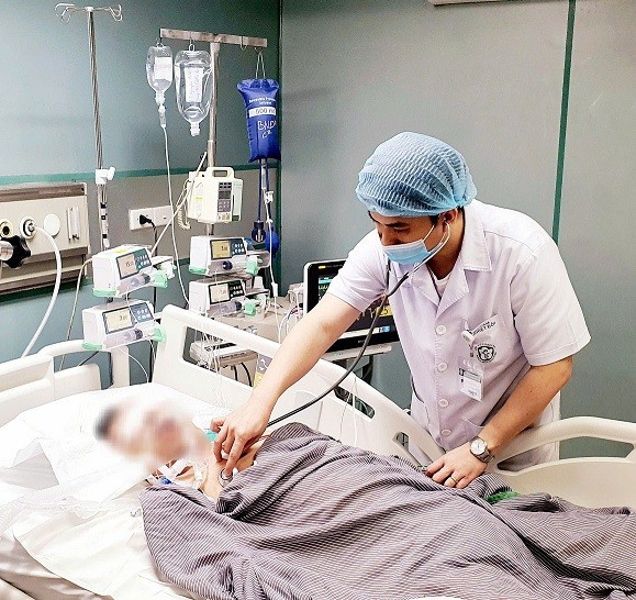 Một bệnh nhân mắc sởi biến chứng phải thở máy, lọc máu đang điều trị tại Bệnh viện Bạch Mai. (Ảnh: PV/Vietnam+)