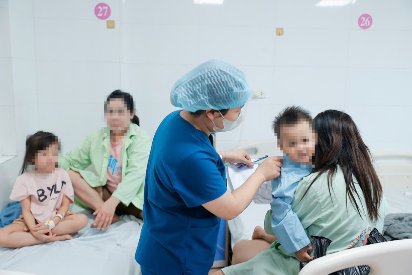 Bệnh viện Thanh Nhàn đang điều trị cho 20 bệnh nhi mắc sởi. (Ảnh: Minh Quyết/TTXVN)