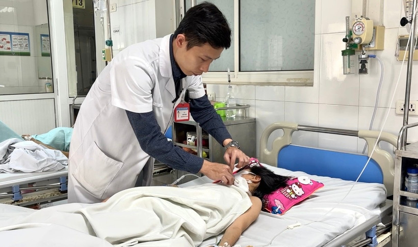 Bác sỹ theo dõi sức khỏe cho bệnh nhân. (Ảnh: PV/Vietnam+)