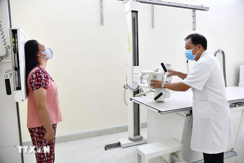 Chụp X-quang cho người dân. (Ảnh: TTXVN)