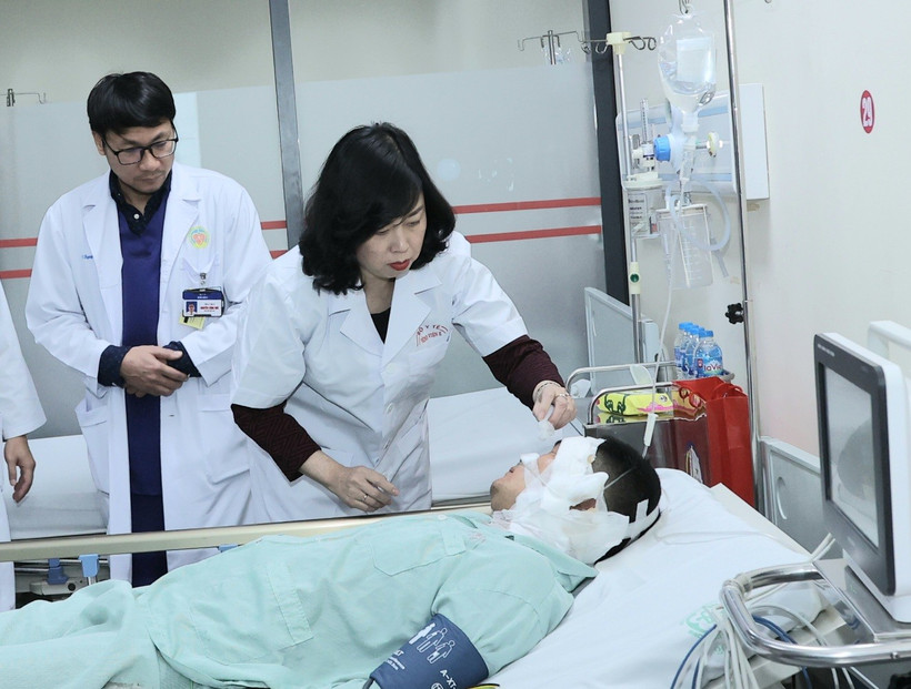 Bộ trưởng Bộ Y tế thăm, động viên nạn nhân vụ cháy đang được theo dõi sức khỏe tại Khoa Cấp cứu. (Ảnh: PV/Vietnam+)