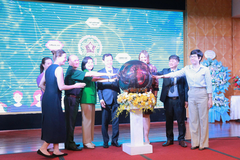 Các đại biểu chính thức khai trương Tổng đài điện thoại quốc gia về phòng, chống mua bán người 111. (Ảnh: PV/Vietnam+)