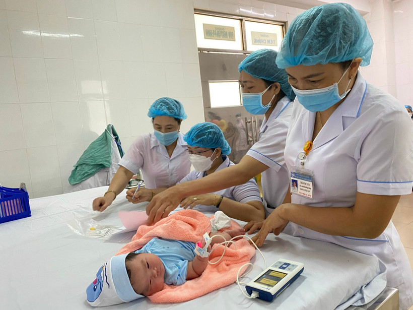 Nhân viên y tế thực hiện sàng lọc các bệnh ở trẻ sau sinh. (Ảnh: PV/Vietnam+)