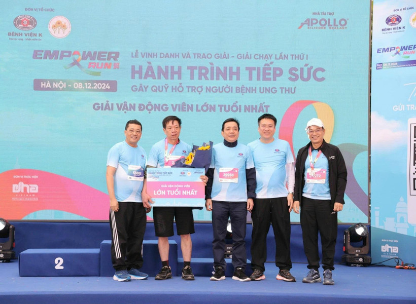 Ở “Hành trình tiếp sức 2024,” ông Phúc đạt giải “Vận động viên lớn tuổi nhất đạt thành tích xuất sắc.” (Ảnh: PV/Vietnam+)