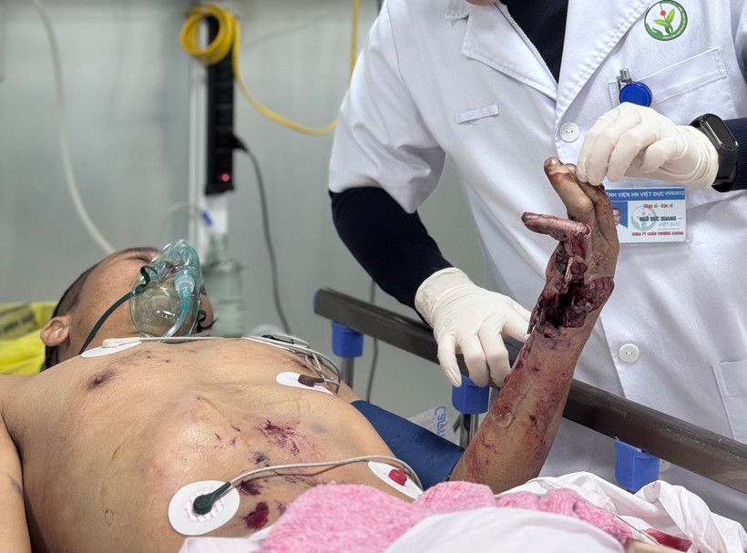 Bác sỹ tiến hành thăm khám cho bệnh nhân. (Ảnh: PV/Vietnam+)