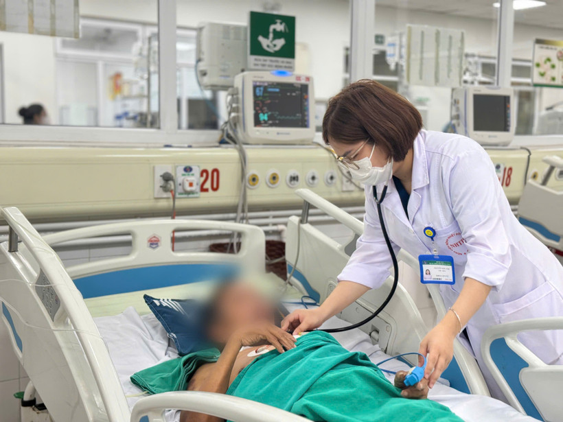 Bác sỹ thăm khám, theo dõi tình hình sức khỏe cho bệnh nhân. (Ảnh: PV/Vietnam+)