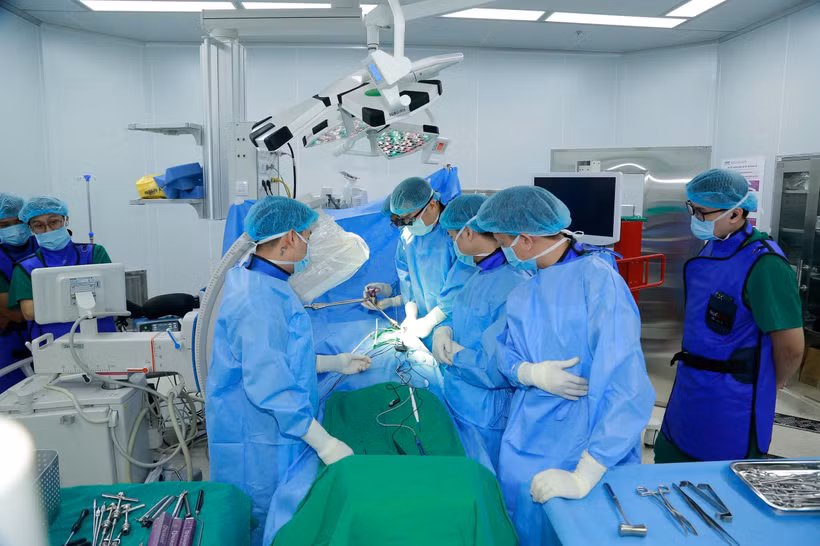 Các bác sỹ thực hiện một ca mổ cột sống bằng kỹ thuật hiện đại. (Ảnh: PV/Vietnam+)