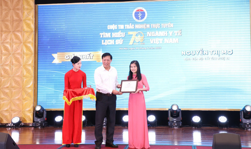 Thứ trưởng Bộ Y tế Đỗ Xuân Tuyên trao giải cho người đoạt giải Nhất. (Ảnh: PV/Vietnam+)