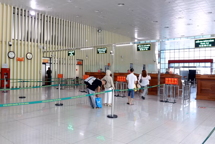 Khách du lịch được phân luồng, kiểm soát chặt chẽ khi xuất nhập cảnh qua cửa khẩu quốc tế Hữu Nghị, tỉnh Lạng Sơn. (Ảnh: Văn Đạt/TTXVN)