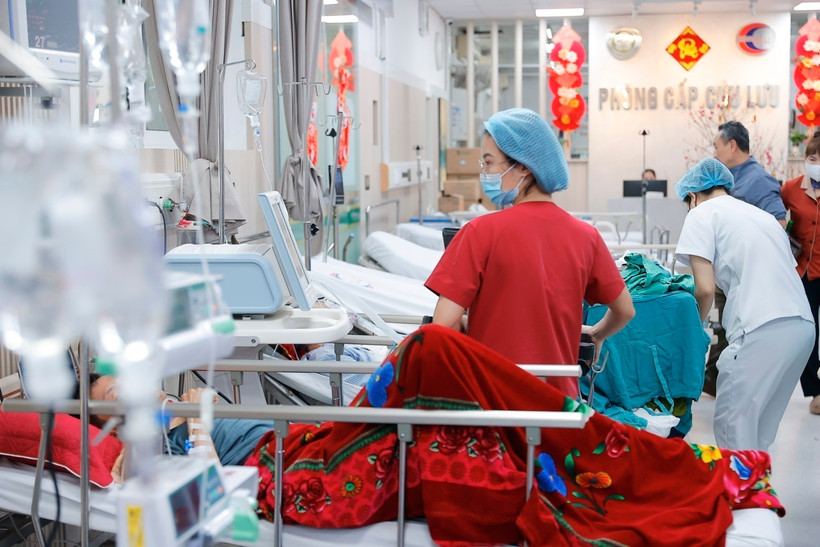 Công tác cấp cứu cho bệnh nhân tại Bệnh viện Bạch Mai. (Ảnh: Minh Quyết/TTXVN)