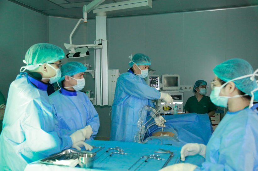 Phó giáo sư Nguyễn Lê Bảo Tiến thực hiện ca phẫu thuật cột sống. (Ảnh: PV/Vietnam+)