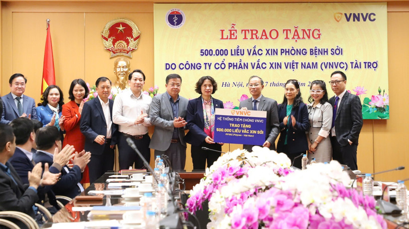 Bộ Y tế tiếp nhận 500.000 liều vaccine phòng bệnh sởi. (Ảnh: PV/Vietnam+)