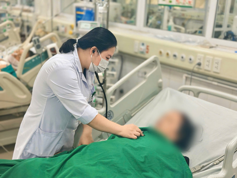 Bác sỹ theo dõi tình trạng cho bệnh nhân. (Ảnh: PV/Vietnam+)