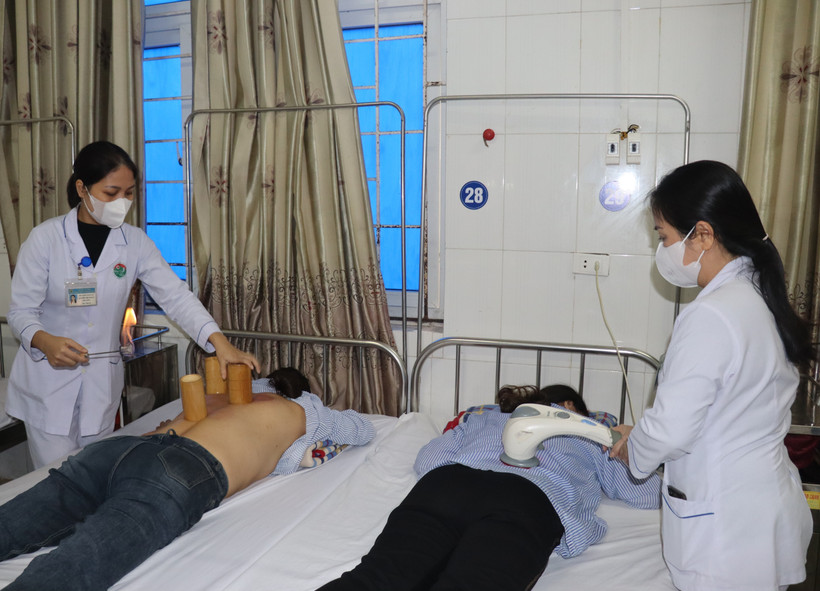 Chưa bệnh cho người dân bằng y học cổ truyền. (Ảnh: TTXVN/Vietnam+)