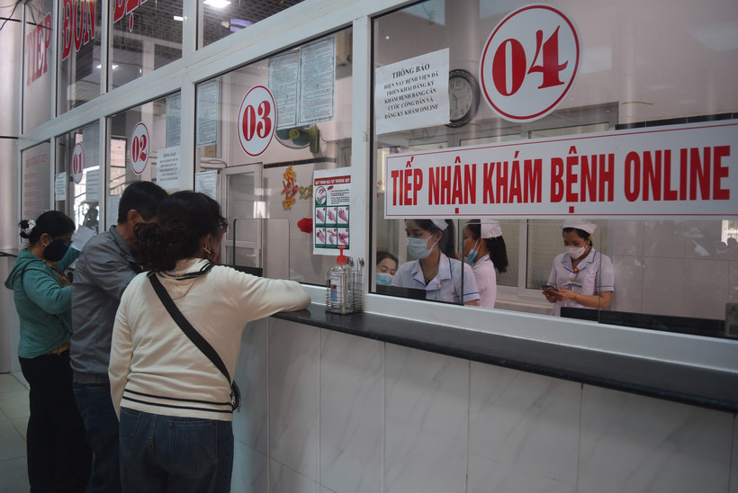 Người dân làm thủ tục khám chữa bệnh. (Ảnh: TTXVN/Vietnam+)