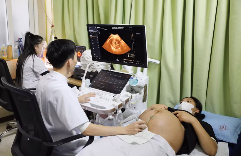 Siêu âm phục vụ khám sàng lọc sơ sinh cho sản phụ. (Ảnh: TTXVN)