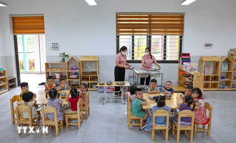 Công tác bán trú và bữa ăn đảm bảo dinh dưỡng, an toàn thực phẩm được đặc biệt chú trọng. (Ảnh: Thanh Tùng/TTXVN)