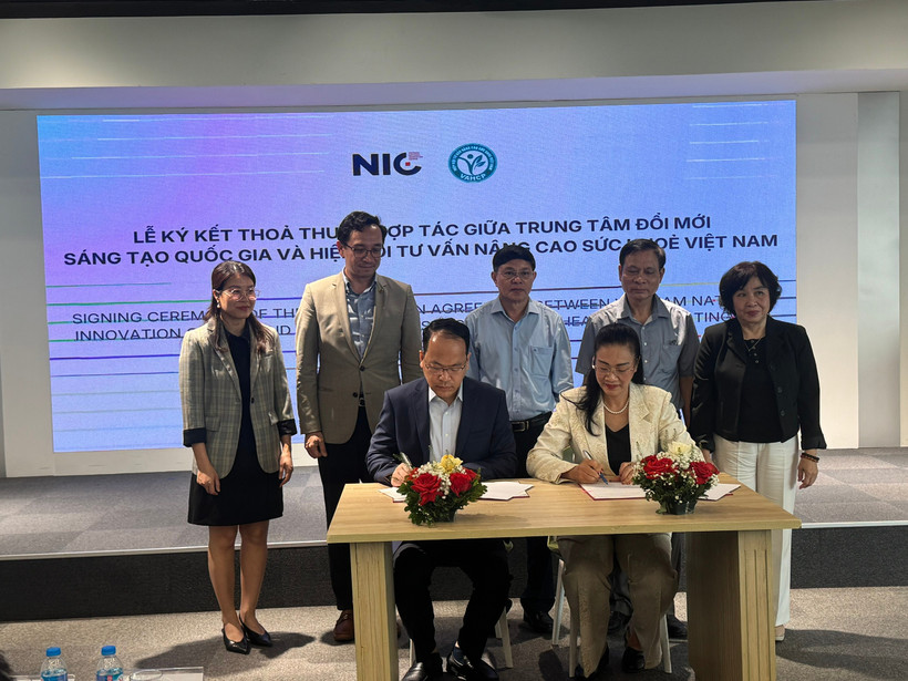 Đại diện Hiệp hội Tư vấn nâng cao sức khỏe Việt Nam và Trung tâm Đổi mới sáng tạo Quốc gia tổ chức Lễ ký kết Thỏa thuận hợp tác. (Ảnh: PV/Vietnam+)