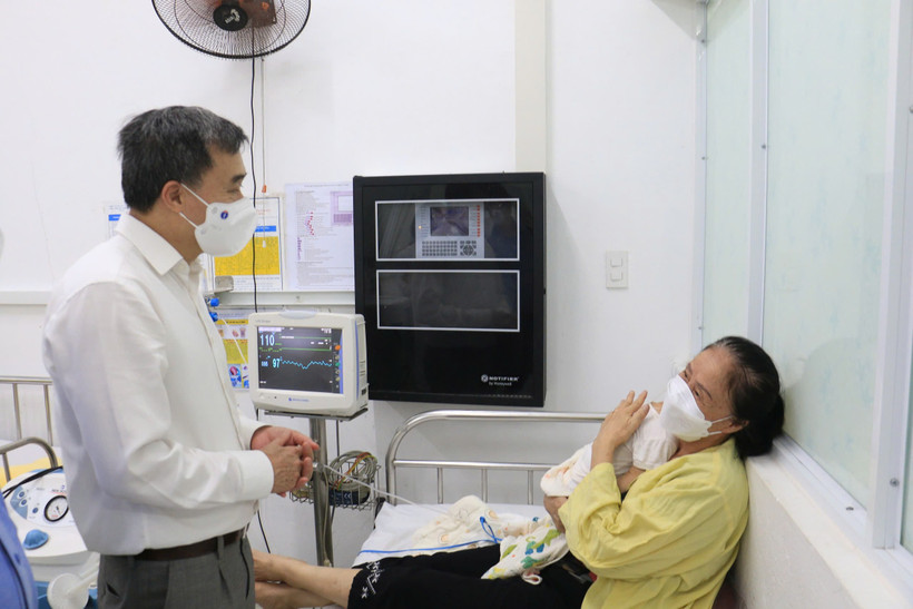 Thứ trưởng Bộ Y tế kiểm tra công tác điều trị bệnh sởi tại các bệnh viện. (Ảnh: PV/Vietnam+)