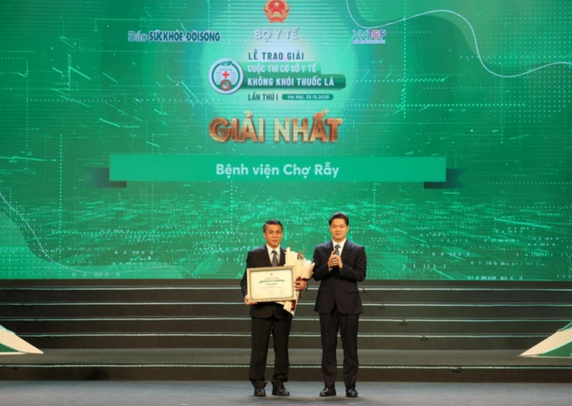 Thứ trưởng Thường trực Bộ Y tế trao giấy chứng nhận và tặng hoa cho Cơ sở y tế đạt giải Nhất. (Ảnh: PV/Vietnam+)