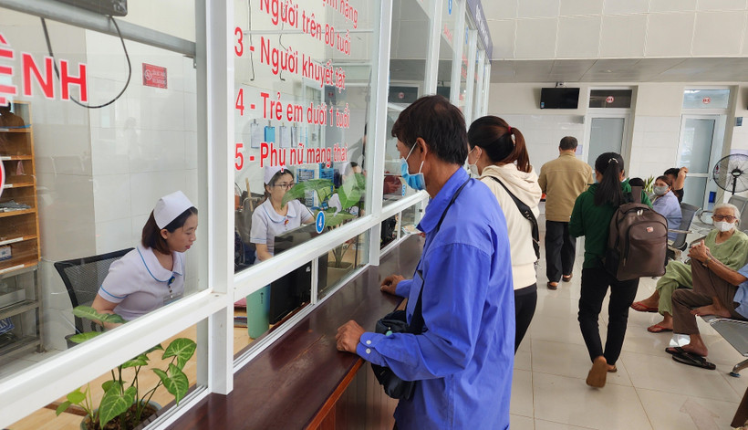 Người dân đăng ký khám chữa bệnh. (Ảnh: TTXVN)