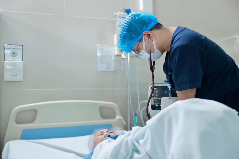 Bác sỹ khám cho bệnh nhân COVID-19 đang điều trị tại Khoa bệnh nghề nghiệp, Bệnh viện Thanh Nhàn. (Ảnh: Minh Quyết/TTXVN)