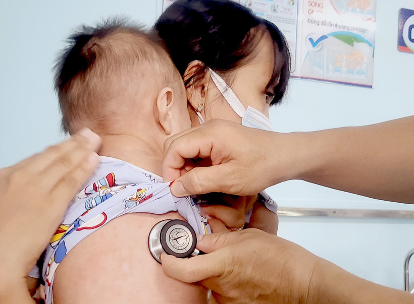 Bác sĩ thăm khám, điều trị cho trẻ mắc bệnh sởi. (Ảnh: TTXVN/Vietnam+)