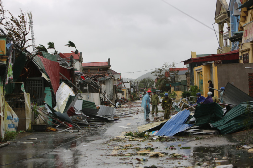 Nhà cửa của người dân tại xã Hoằng Giang (Thanh Hóa) bị gió bão đánh sập và tốc mái ngổn ngang. (Ảnh: Việt Hoàng/TTXVN) 