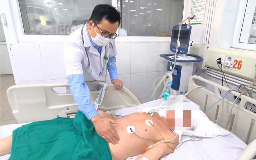 Bác sỹ thăm khám cho bệnh nhân B.V.C. tại Bệnh viện Bệnh Nhiệt đới Trung ương. (Ảnh: PV/Vietnam+)