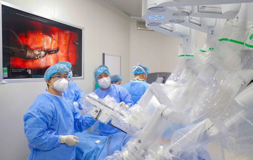 Các bác sỹ Bệnh viện K thực hiện một ca phẫu thuật bằng robot. (Ảnh: PV/Vietnam+)