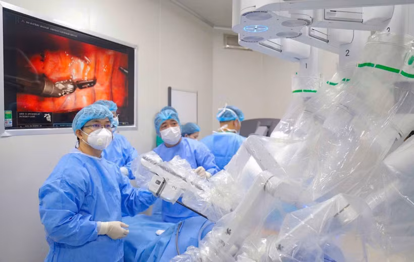 Các bác sỹ Bệnh viện K thực hiện một ca phẫu thuật bằng robot. (Ảnh: PV/Vietnam+)