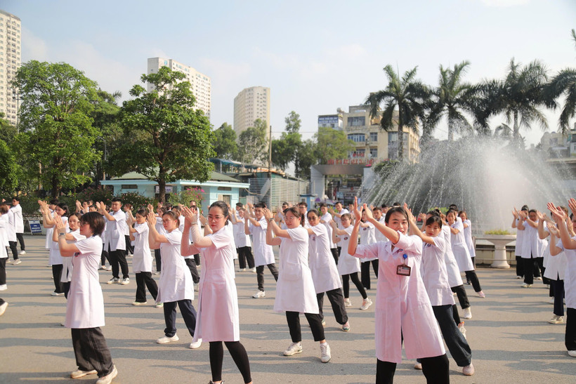 Cán bộ nhân viên của Bệnh viện K cũng thể hiện sự quan tâm và ủng hộ nhiệt tình phong trào “Găng tay không thay vệ sinh tay” với các tiết mục văn nghệ, nhảy flashmob với các động tác vệ sinh tay. (Ảnh: PV/Vietnam+)