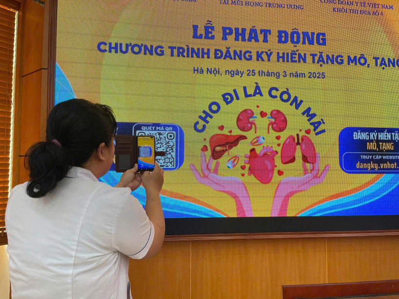 Bệnh viện tai mũi họng Trung ương quét mã QR đăng ký hiến mô tạng. (Ảnh: PV/Vietnam+)